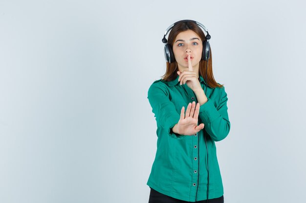 Jeune femme expressive posant en studio