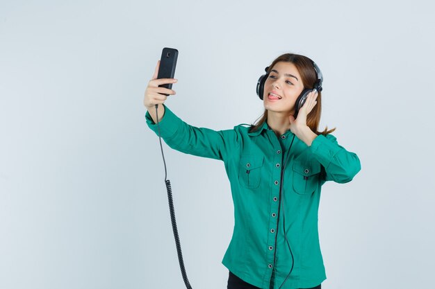 Jeune femme expressive posant en studio