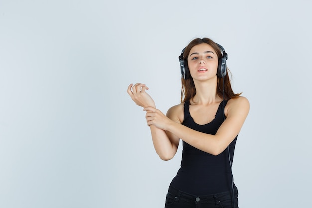 Jeune femme expressive posant en studio