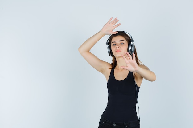 Jeune femme expressive posant en studio