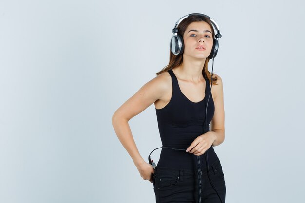 Jeune femme expressive posant en studio