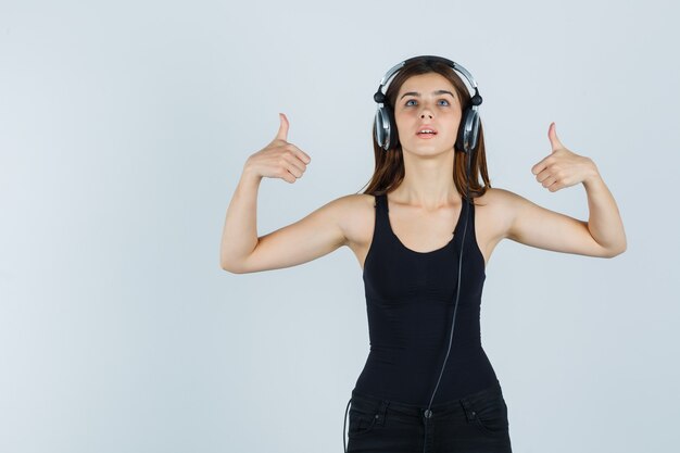 Jeune femme expressive posant en studio