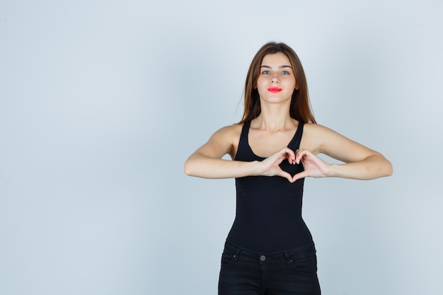 Jeune femme expressive posant en studio