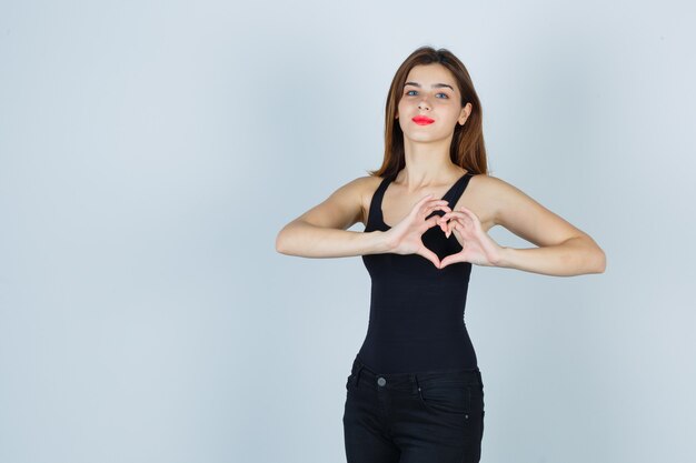 Jeune femme expressive posant en studio