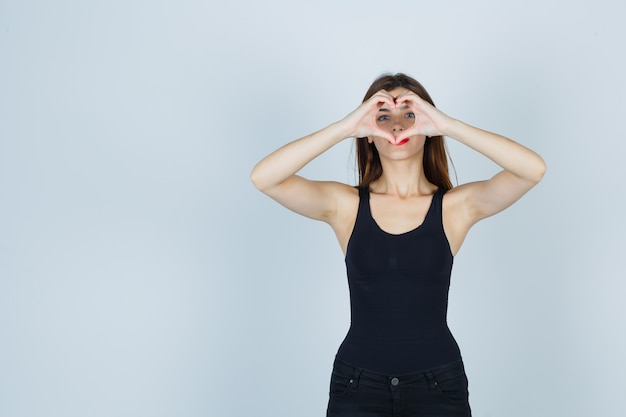 Jeune femme expressive posant en studio