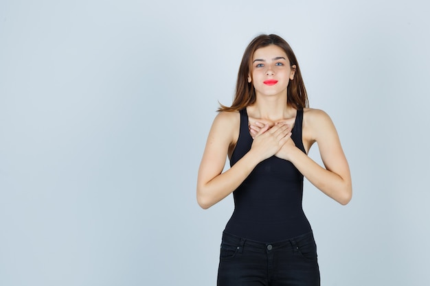 Jeune femme expressive posant en studio