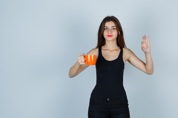 Jeune femme expressive posant en studio