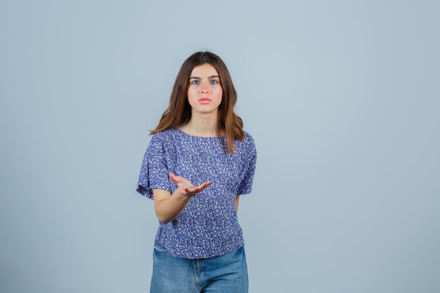 Jeune femme expressive posant en studio