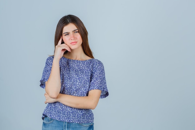 Jeune femme expressive posant en studio