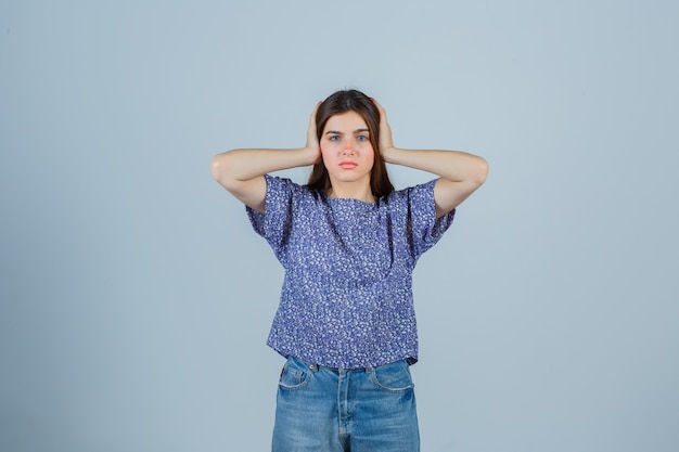 Jeune femme expressive posant en studio