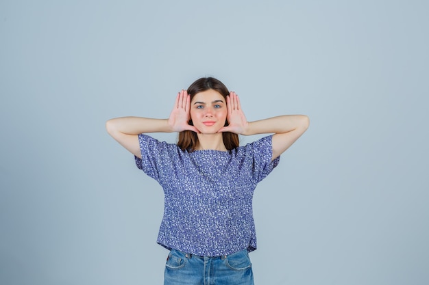 Jeune femme expressive posant en studio