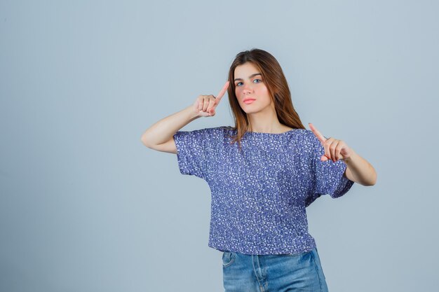 Jeune femme expressive posant en studio