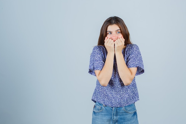 Jeune femme expressive posant en studio