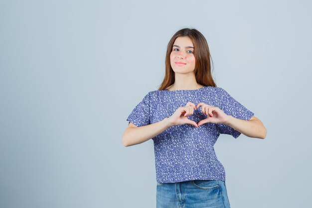 Jeune femme expressive posant en studio