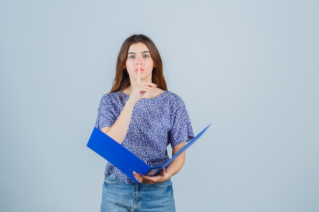 Jeune femme expressive posant en studio