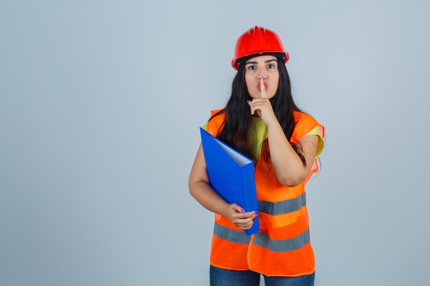 Jeune femme expressive posant en studio