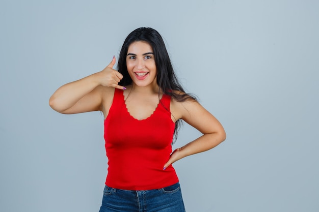 Jeune femme expressive posant en studio