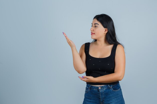 Jeune femme expressive posant en studio