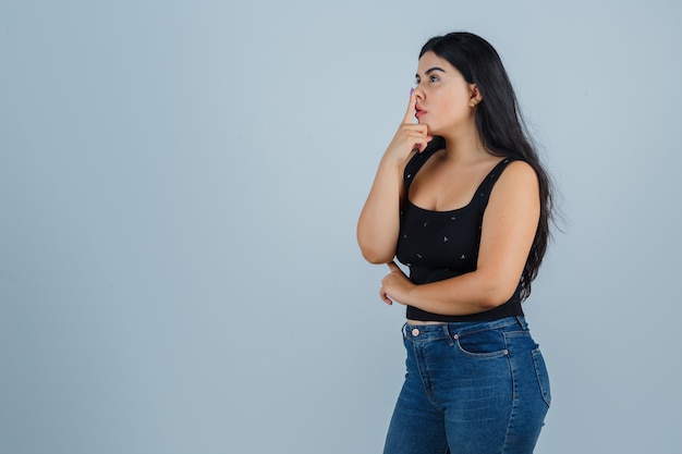 Jeune femme expressive posant en studio