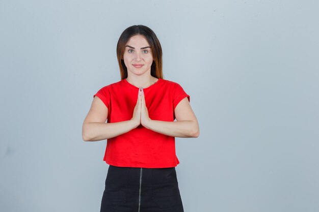 Jeune femme expressive posant en studio