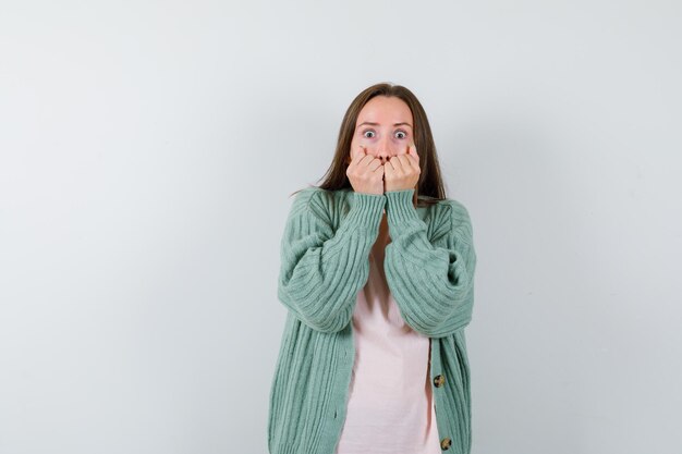 Jeune femme expressive posant en studio