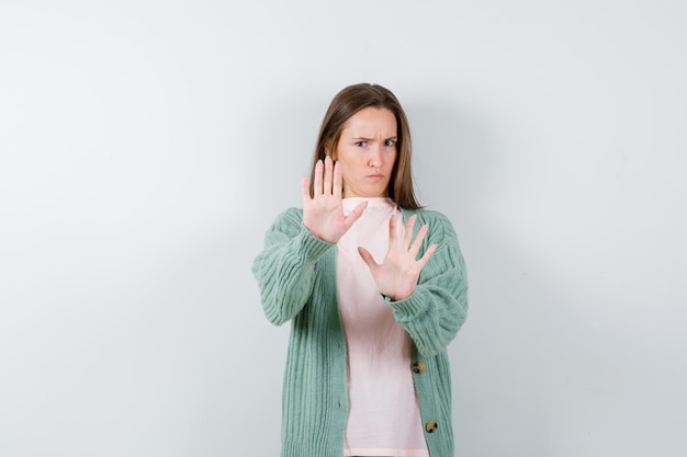 Jeune femme expressive posant en studio