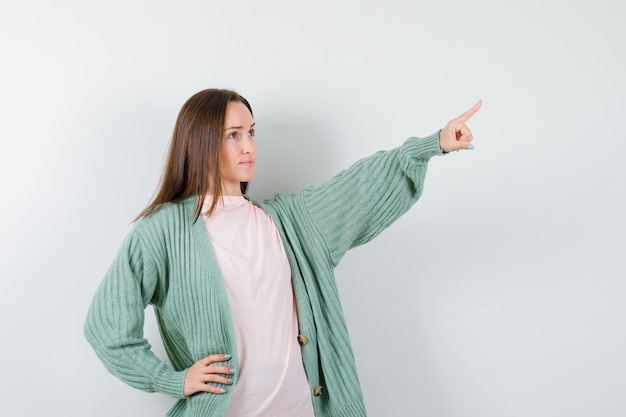 Jeune femme expressive posant en studio