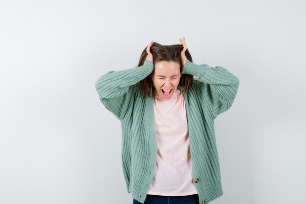 Jeune femme expressive posant en studio