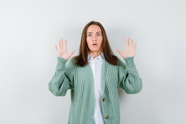 Jeune femme expressive posant en studio