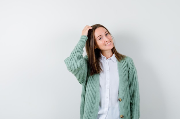 Jeune femme expressive posant en studio