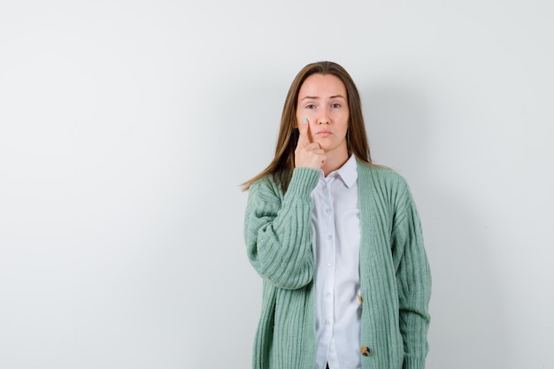 Jeune femme expressive posant en studio