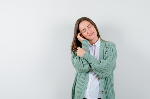 Jeune femme expressive posant en studio