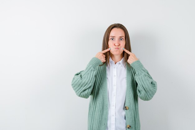 Jeune femme expressive posant en studio