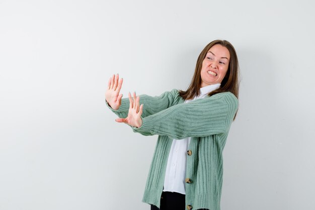 Jeune femme expressive posant en studio