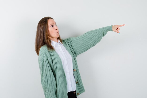 Jeune femme expressive posant en studio