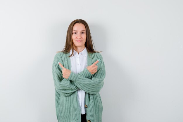 Jeune femme expressive posant en studio