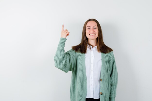 Jeune femme expressive posant en studio