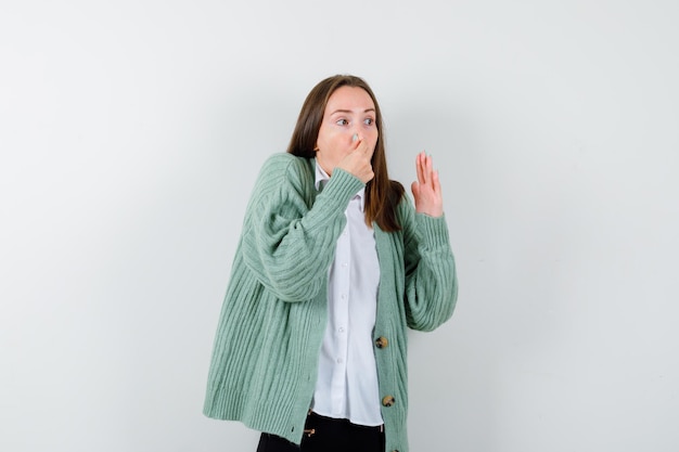 Jeune femme expressive posant en studio