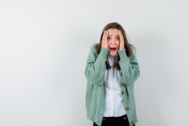 Jeune femme expressive posant en studio