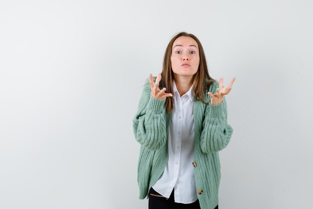 Jeune femme expressive posant en studio