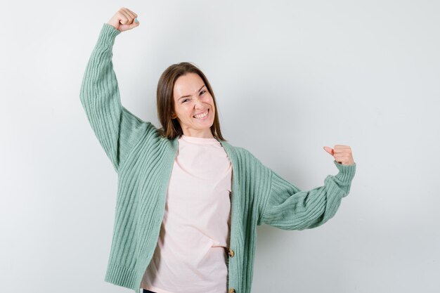 Jeune femme expressive posant en studio