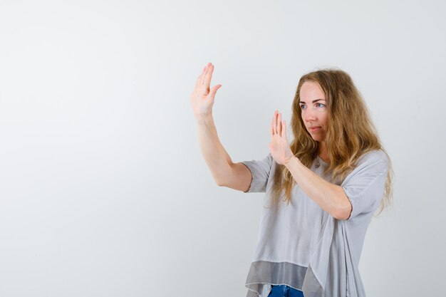 Jeune femme expressive posant en studio