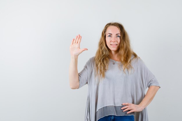 Jeune femme expressive posant en studio