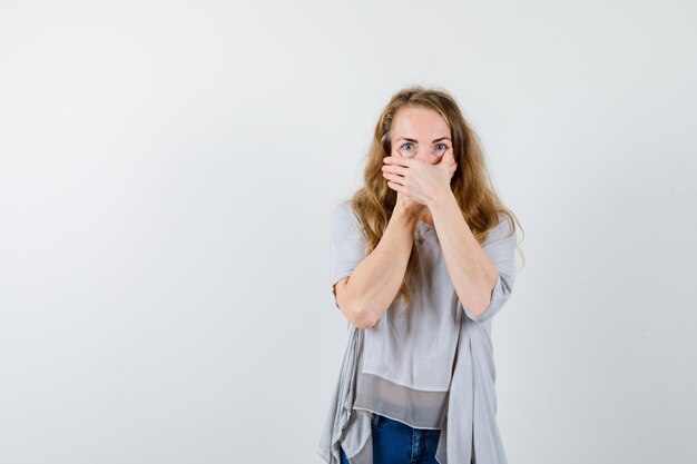 Jeune femme expressive posant en studio