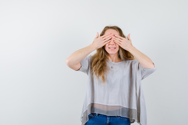 Jeune femme expressive posant en studio