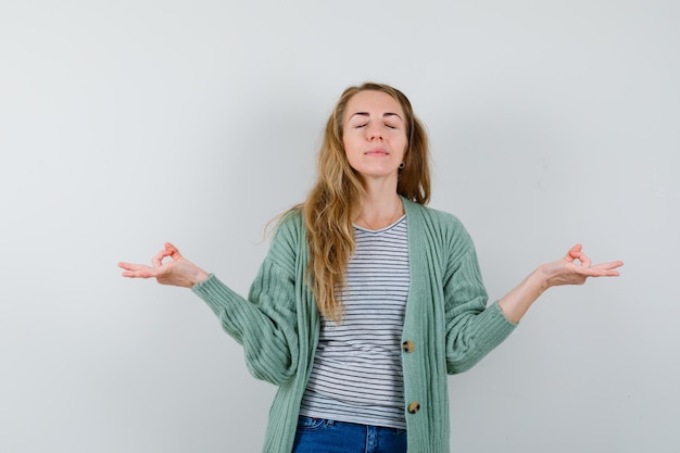 Jeune femme expressive posant en studio