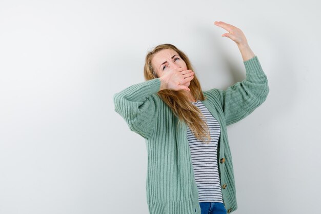 Jeune femme expressive posant en studio