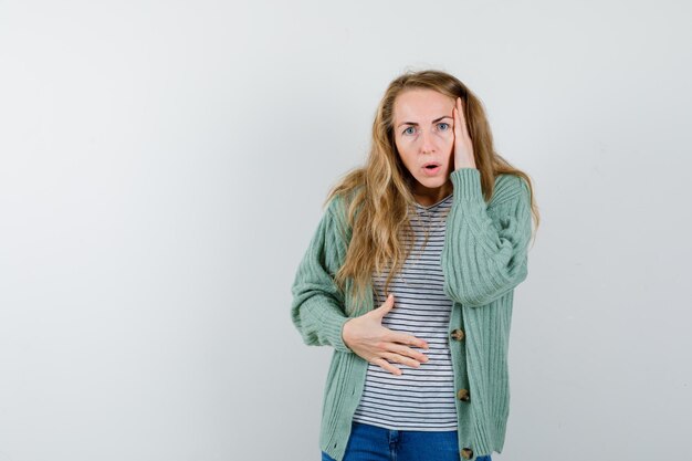 Jeune femme expressive posant en studio