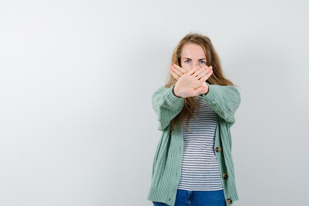 Jeune femme expressive posant en studio