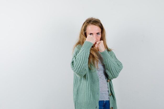 Jeune femme expressive posant en studio